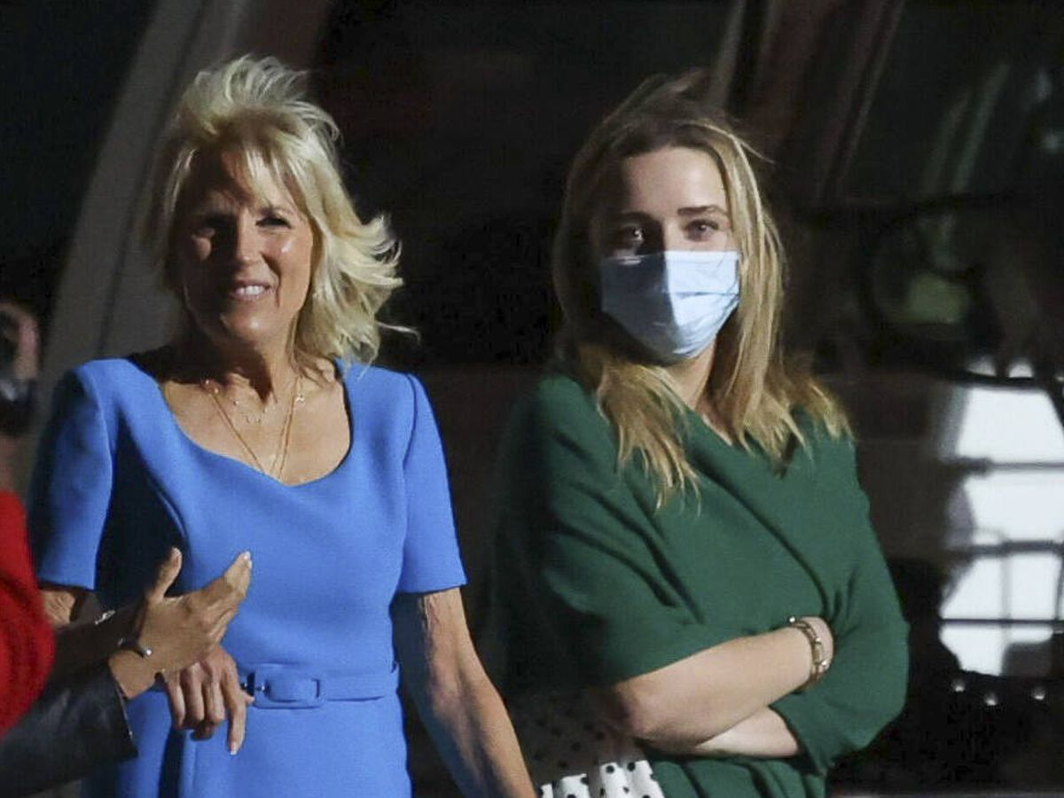 Foto: Jill Biden y su nieta Maisy, a su llegada a Madrid. (EFE)