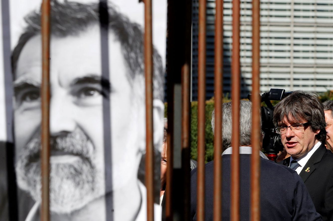Puigdemont, ante la 'prisión' portatil con que la ANC quiso recordar a los 'presos políticos'. (Reuters)