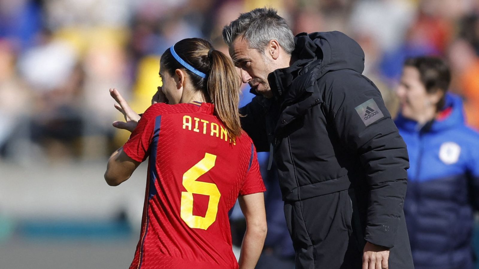 La catalana recibe los consejos de Vilda durante el Mundial. (Reuters/Amanda Perobelli)