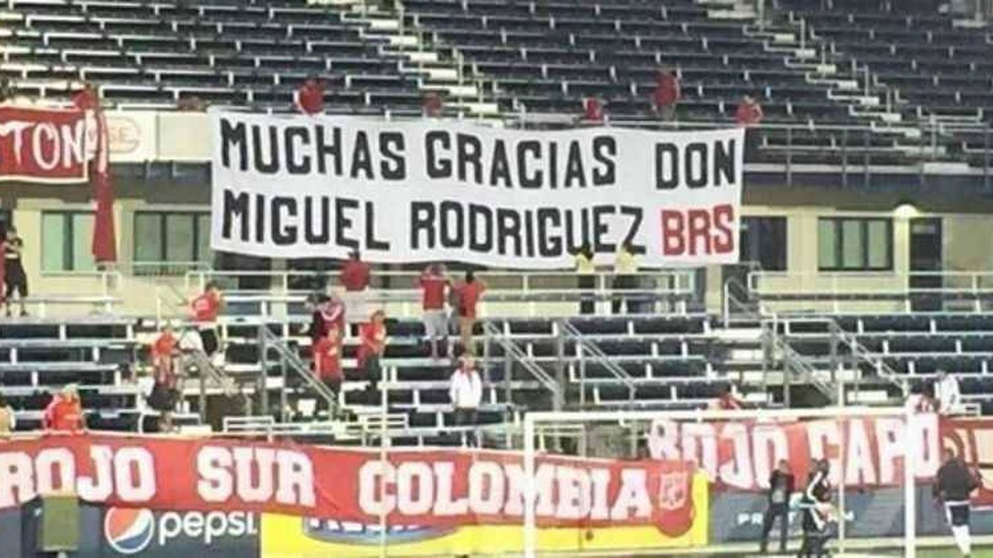 Hinchas del América de Cali agradecen al exnarco en un partido ante el Atlético Nacional en de Miami en 2016. (Twitter)