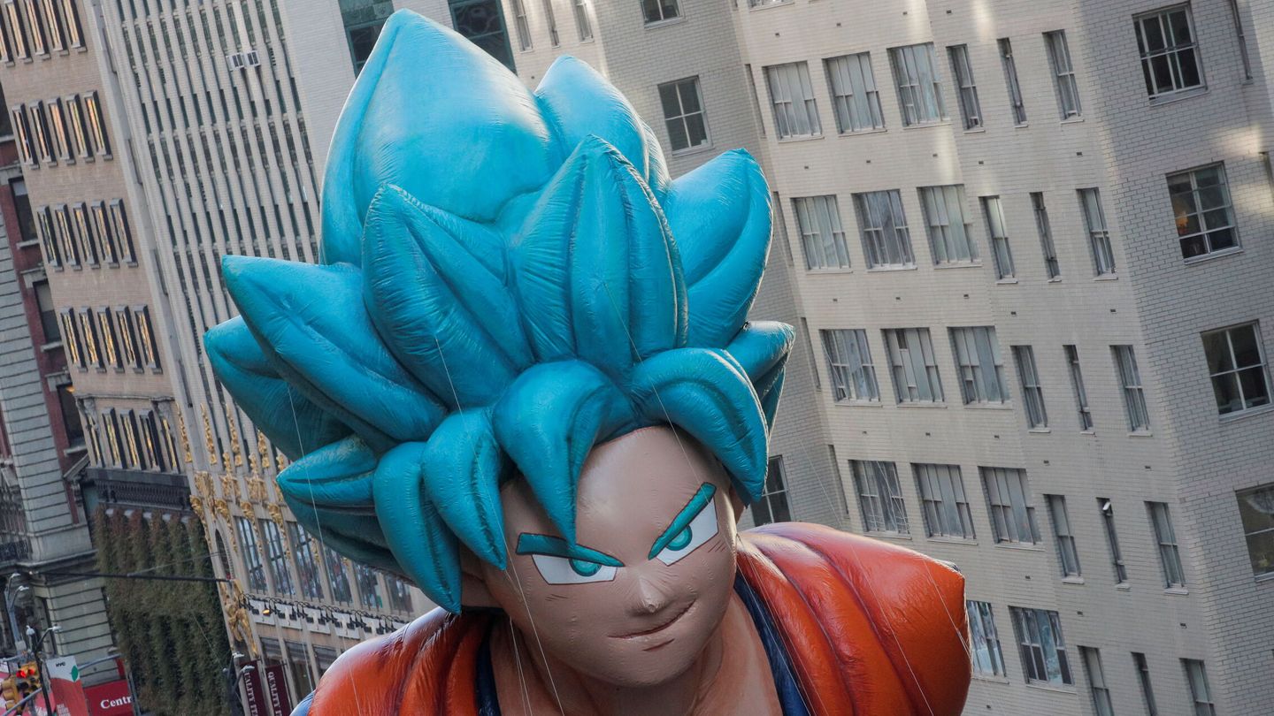 Goku, de 'Dragon Ball', vuela durante el 95.º Desfile de Acción de Gracias de Macy's en Manhattan. (Reuters/Brendan McDermid)