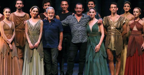 Foto: Fotografía de familia del Víctor Ullate Ballet durante el pase gráfico previo al estreno de 'Antígona'. (EFE)