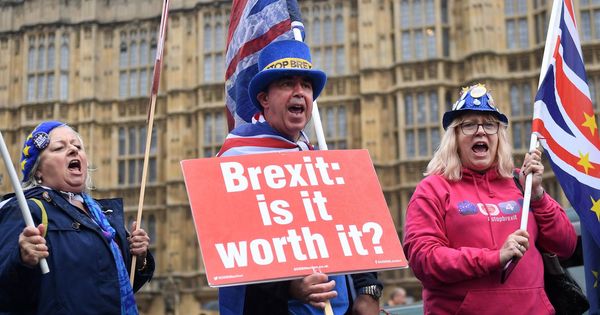 Foto: Manifestantes en contra del Brexit participan en una protesta ante el Parlamento en Londres. (EFE)