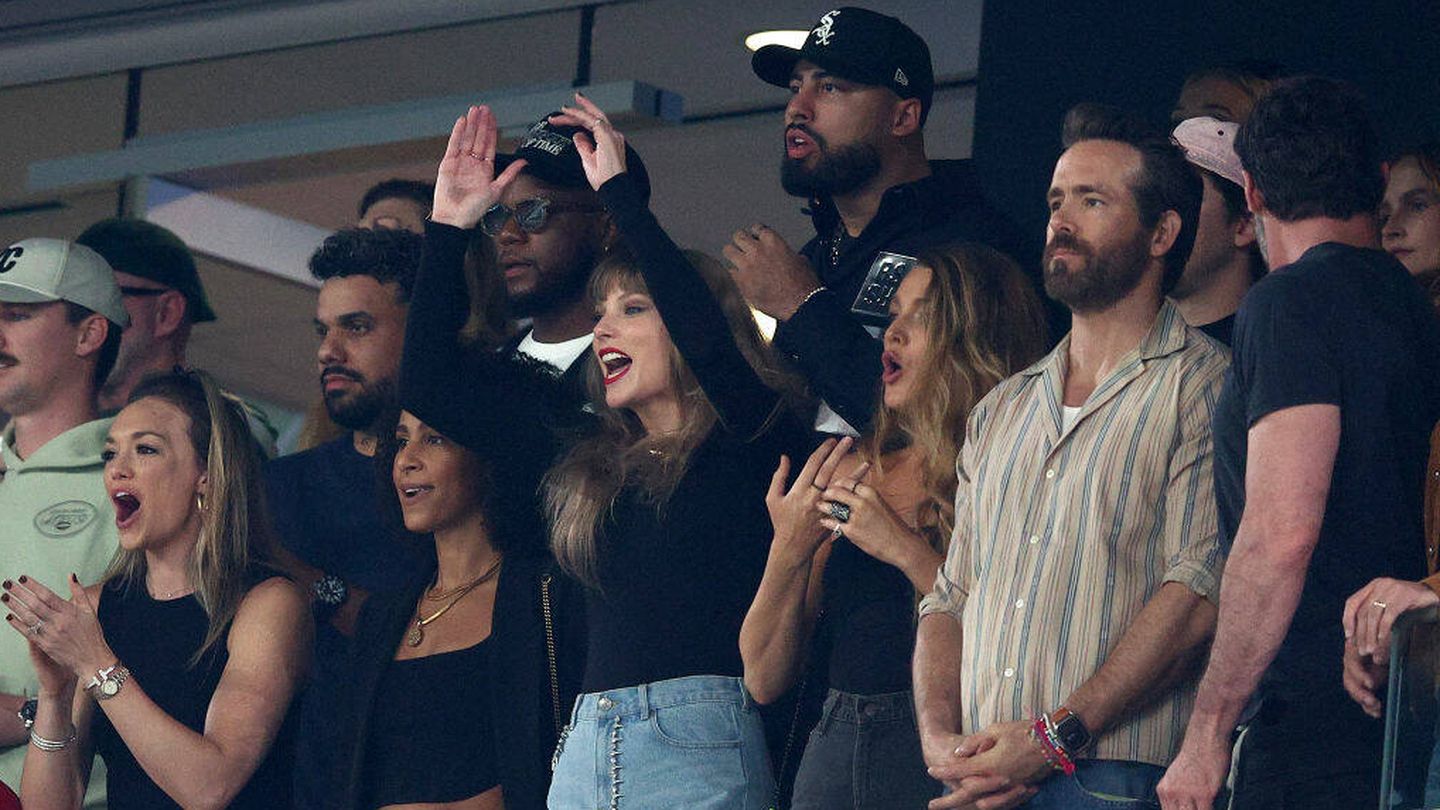 Taylor Swift, junto a sus amigos Blake Lively y Ryan Reynolds en un partido de su novio. (Getty Images)