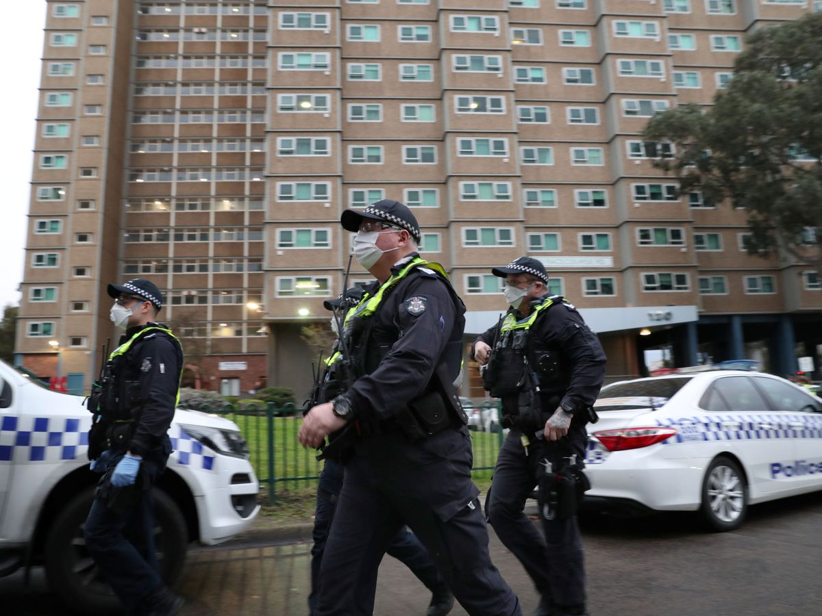 Foto: Agentes de Policía frente a un edificio confinado en Melbourne. (Reuters)