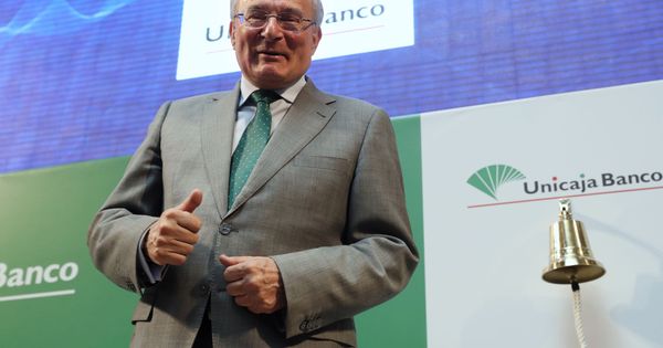 Foto: El presidente de Unicaja Banco, Manuel Azuaga, ayer, en el estreno de la entidad en bolsa. (EFE)