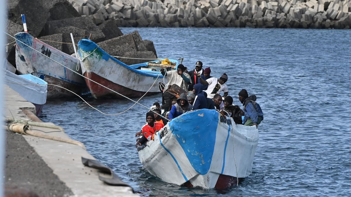 Salvamento Marítimo intercepta un cayuco con 105 personas al sur de Gran Canaria