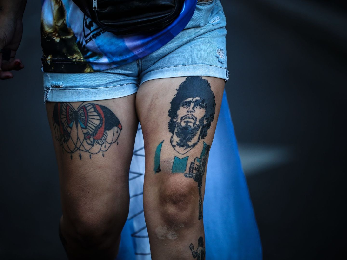 Una hincha muestra su tatuaje de Diego Armando Maradona. (EFE)