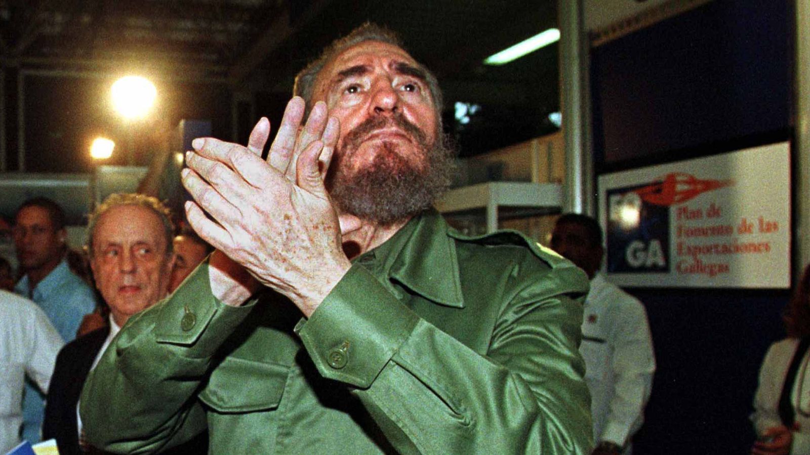 Foto: Fidel Castro aplaude antes de un discurso de Manuel Fraga en La Habana, el 1 de noviembre de 1998 (Reuters)