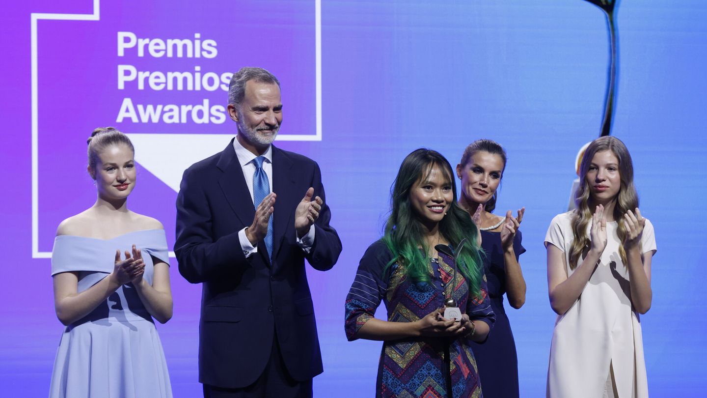 La familia real entrega un premio a la escritora vietnamita Trang Nguyen durante la ceremonia de los Premios Princesa de Girona 2022.