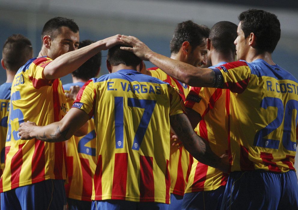 Foto: Eduardo Vargas celebra su gol con sus compañeros (Efe).