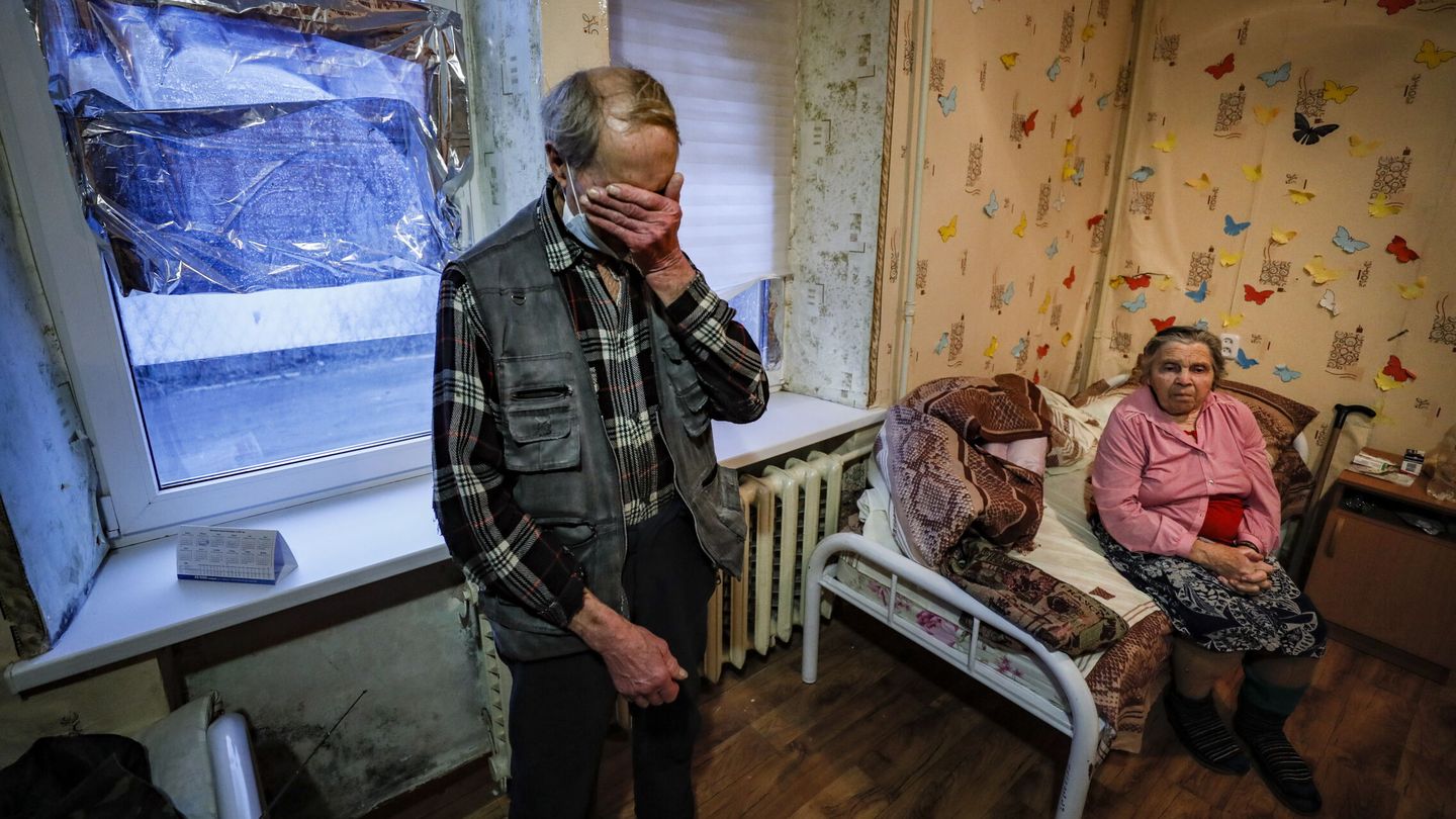 Una pareja de ancianos en Donetsk. (EFE/EPA/Yuri Kochetkov)