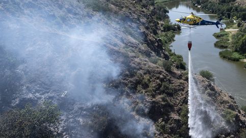 Bomberos trabajan en un fuego cerca de la Ermita del Valle de Toledo