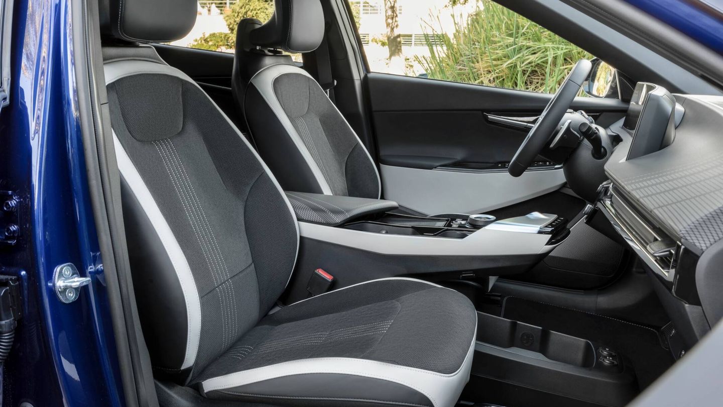 De serie, asientos delanteros eléctricos, calefactables, con ventilación, ajuste lumbar... Y con sujeción.
