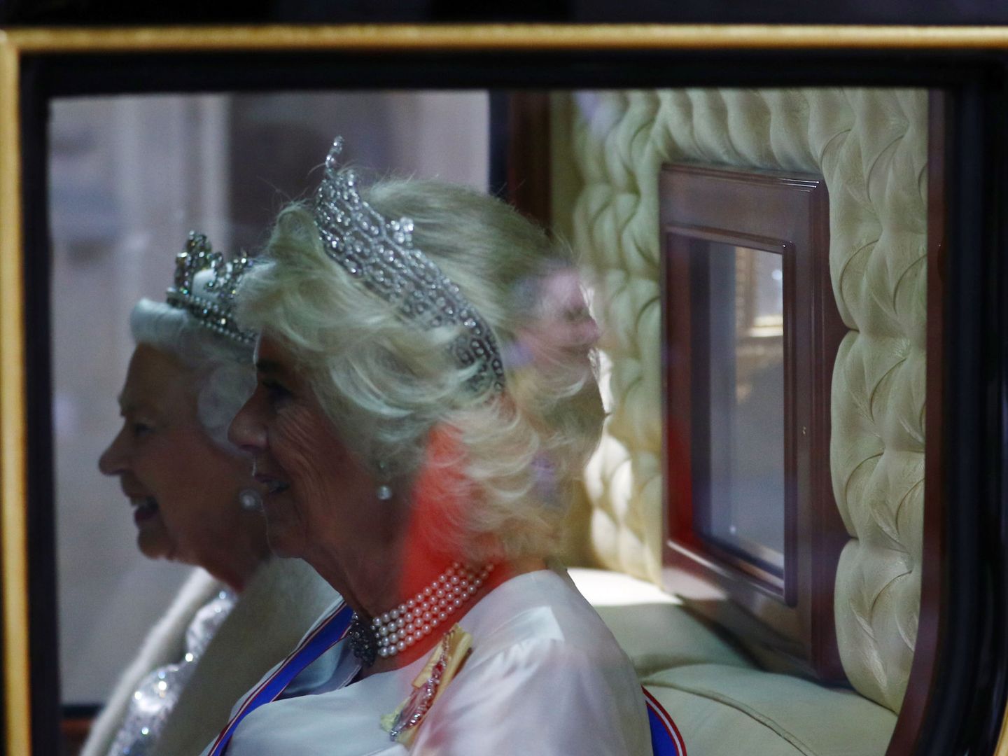 La reina Isabel y la duquesa de Cornualles, en el carruaje de camino a Buckingham. (Reuters)
