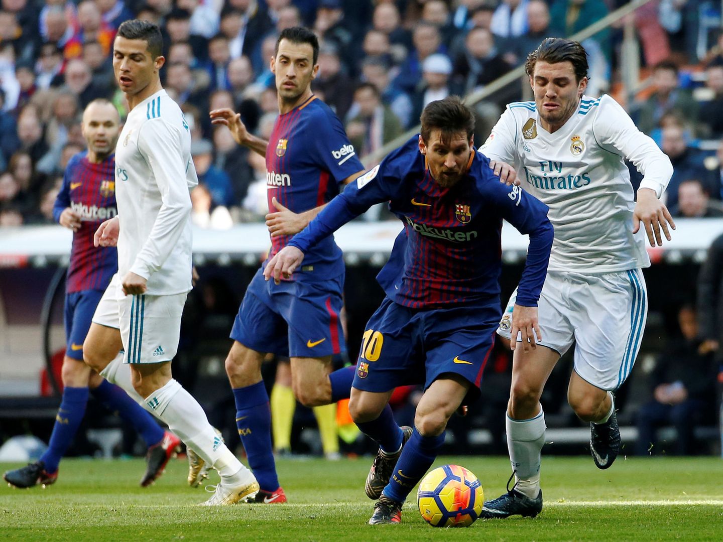 Kovacic persigue a Messi, con Cristiano y Busquets al fondo. (Reuters)
