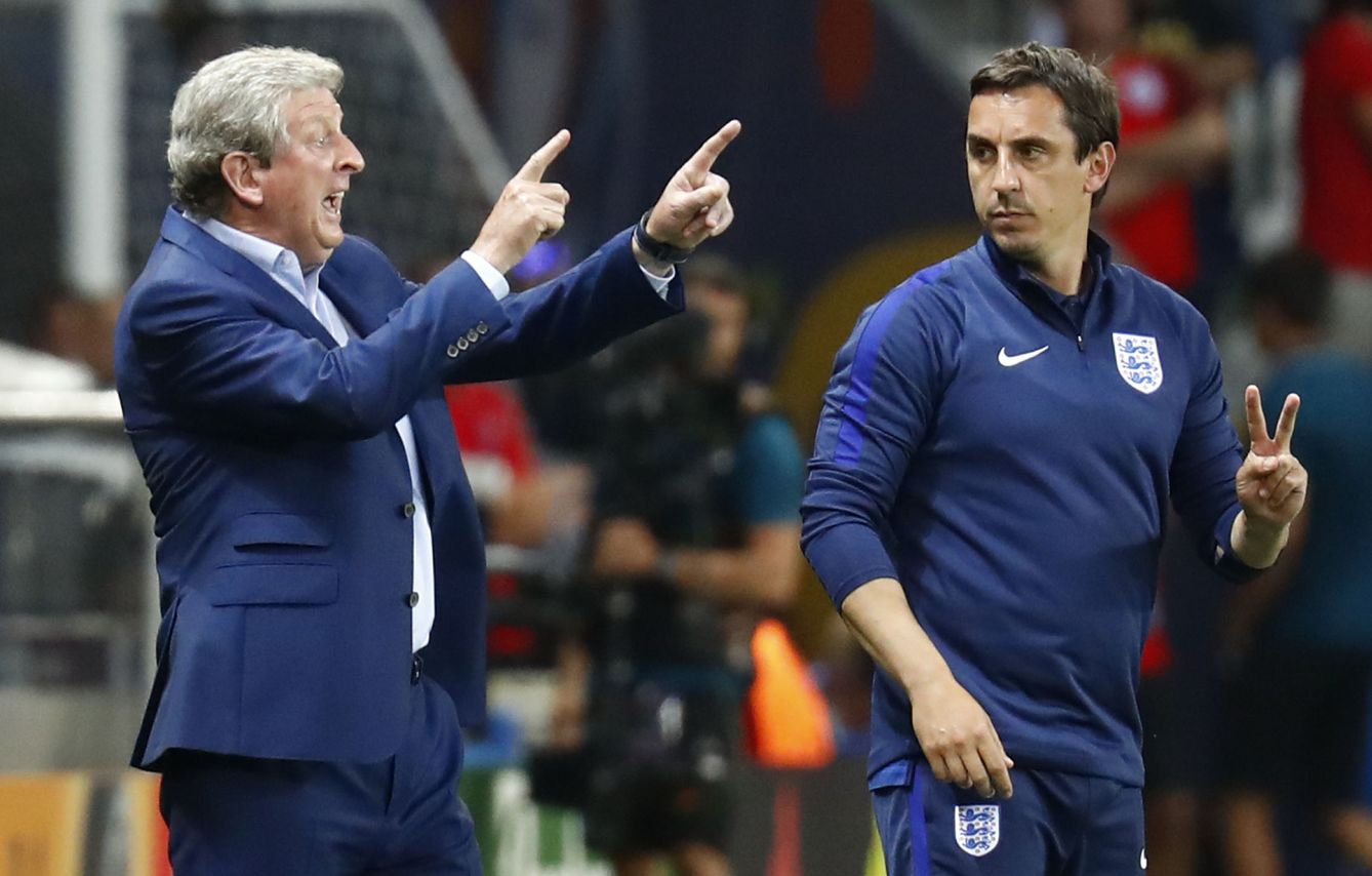 Hodgson da indicaciones durante l partido contra Islandia ante la mirada de Gary Neville, uno de sus ayudantes (Kai Pfaffenbach/Livepic/Reuters)