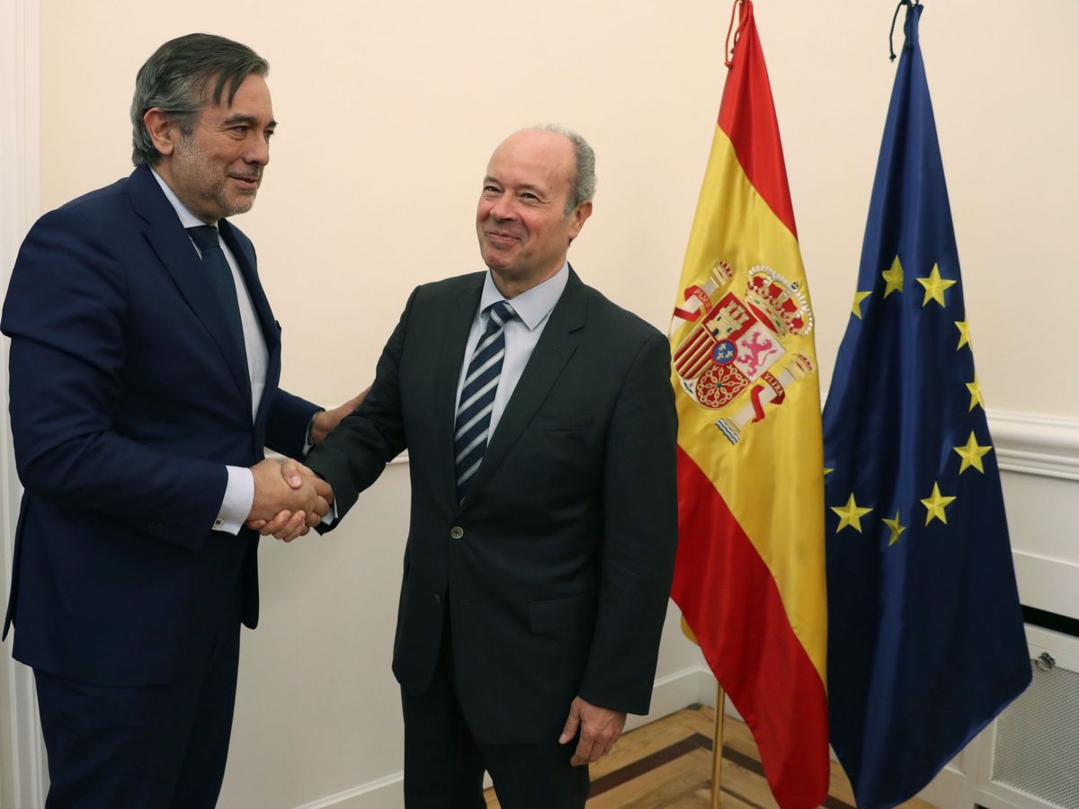 Foto: El ministro de Justicia, Juan Carlos Campo (d), da la bienvenida al consejero de Justicia, Interior y Víctimas de la Comunidad de Madrid, Enrique López (i). (EFE)