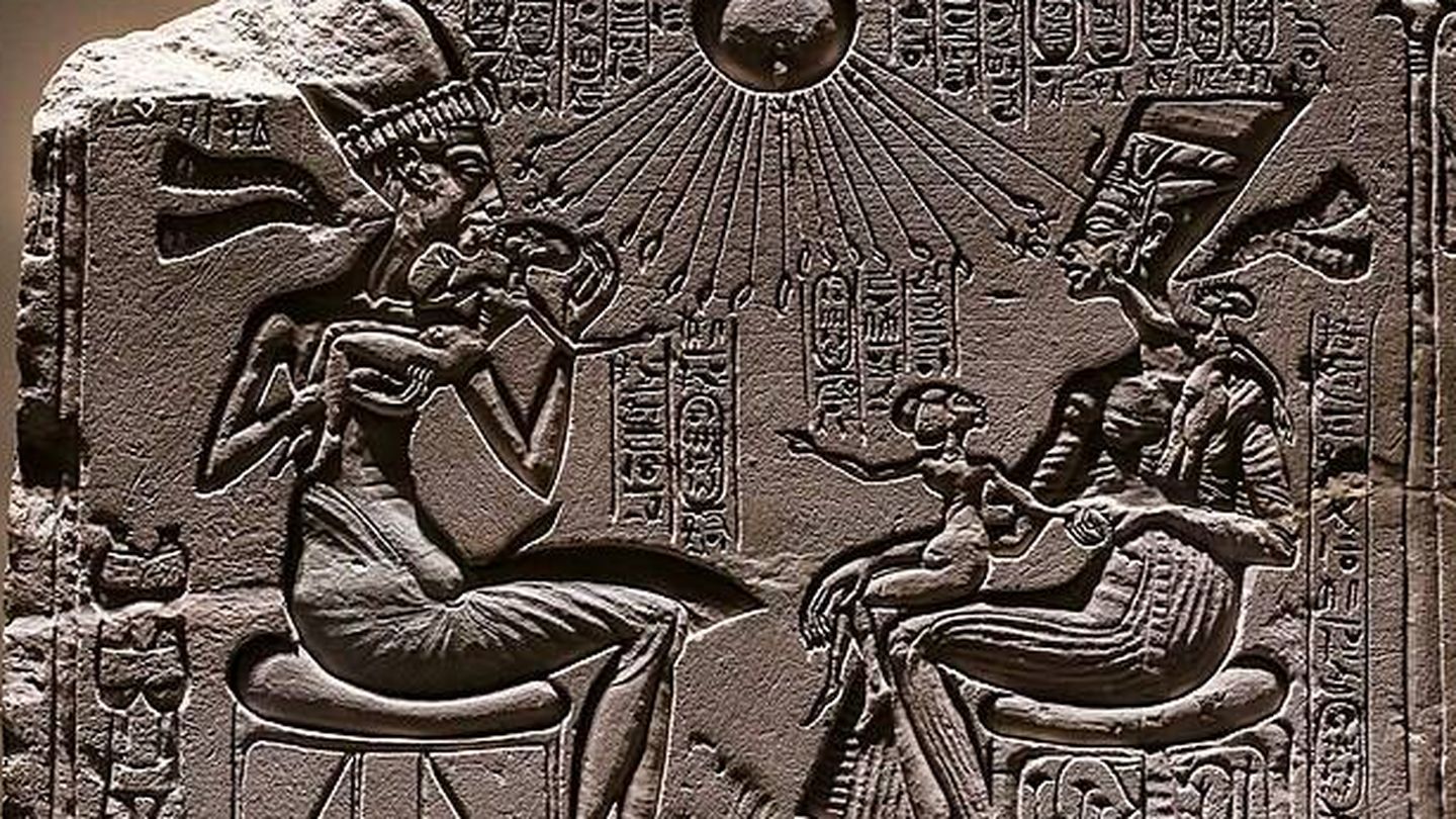 Una representación de Akenaton y Nefertiti haciendo algo increíble: dando cariño a sus hijas. (Wikimedia commons)