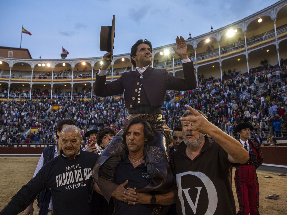 Foto: El rejoneador Diego Ventura, a hombros, por la puerta grande de Las Ventas tras cortar tres orejas. (EFE/Daniel González)