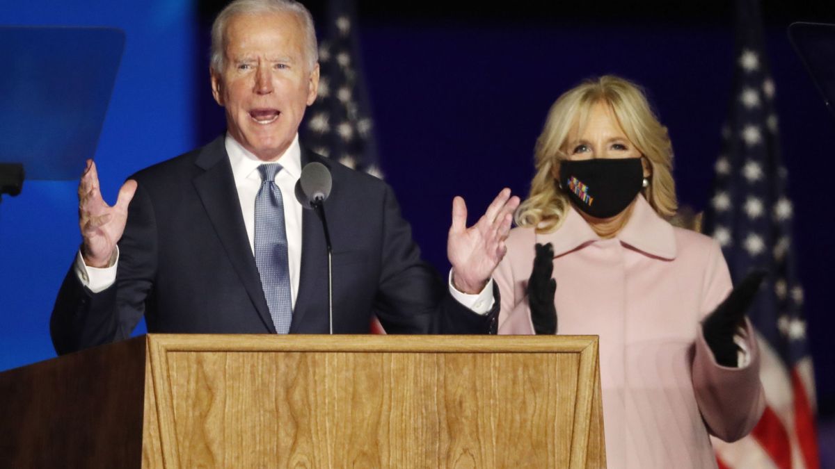 La mascarilla Mr Wonderful de Jill Biden y el look sobrio de Melania Trump