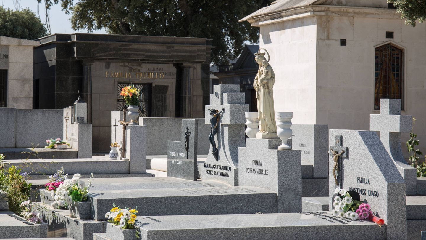 Lápidas en Mingorrubio, con el panteón del dictador Trujillo al fondo. (D.B.)
