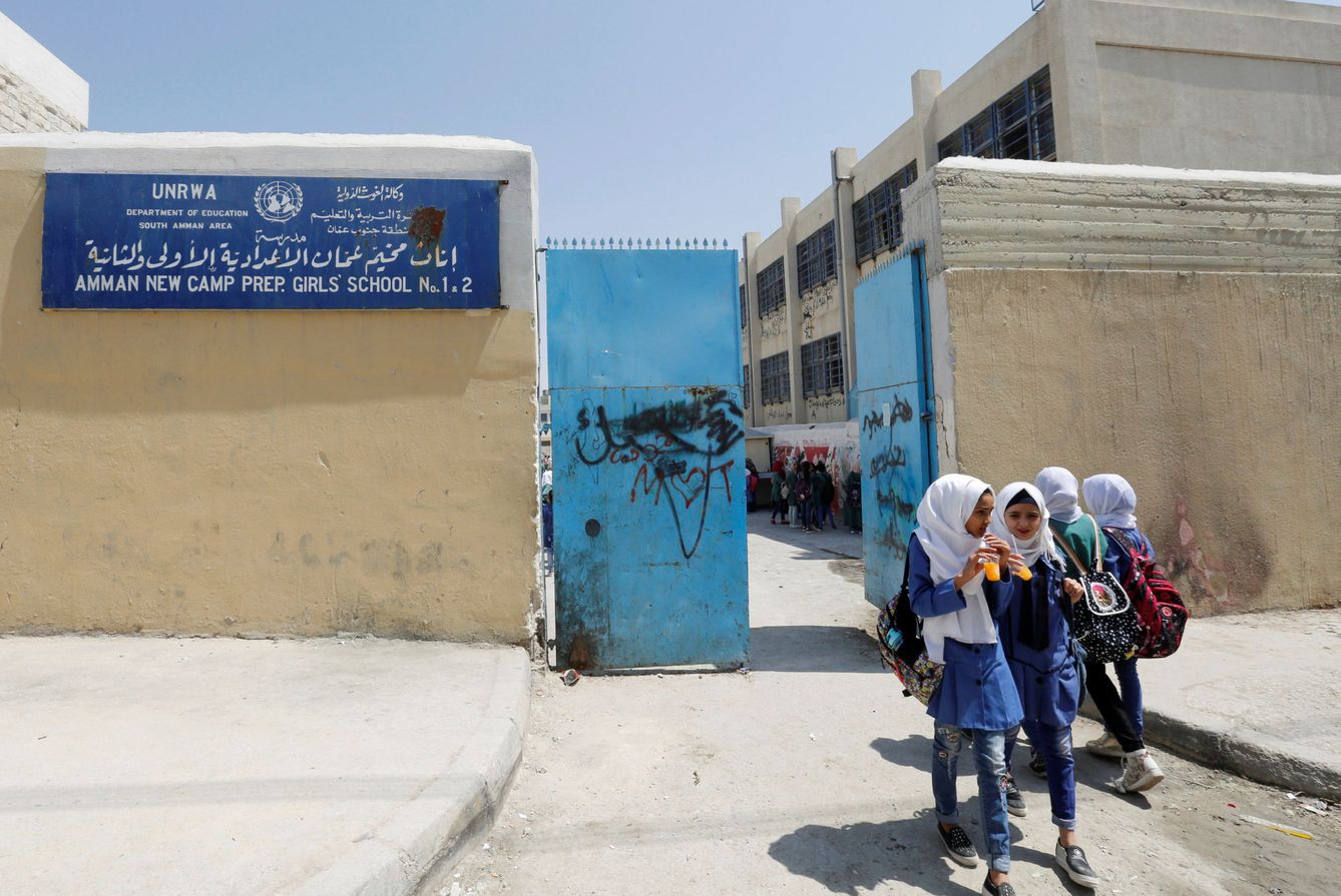 Niñas palestinas salen de una escuela de la UNRWA en el campo de refugiados de Wehdat, Jordania, en septiembre de 2016 (Reuters)