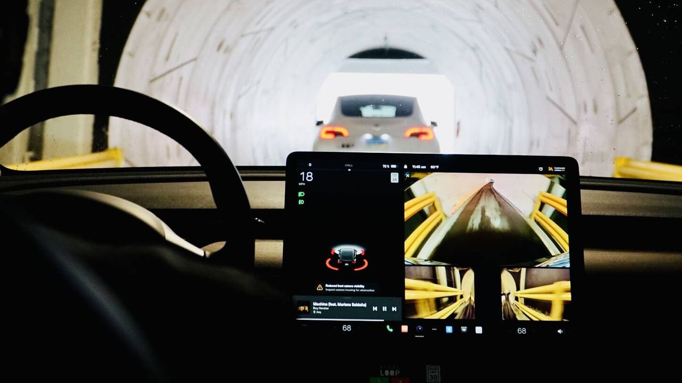 Foto: Uno de los coches de Musk se aproxima al final de túnel. (M. McLoughlin)