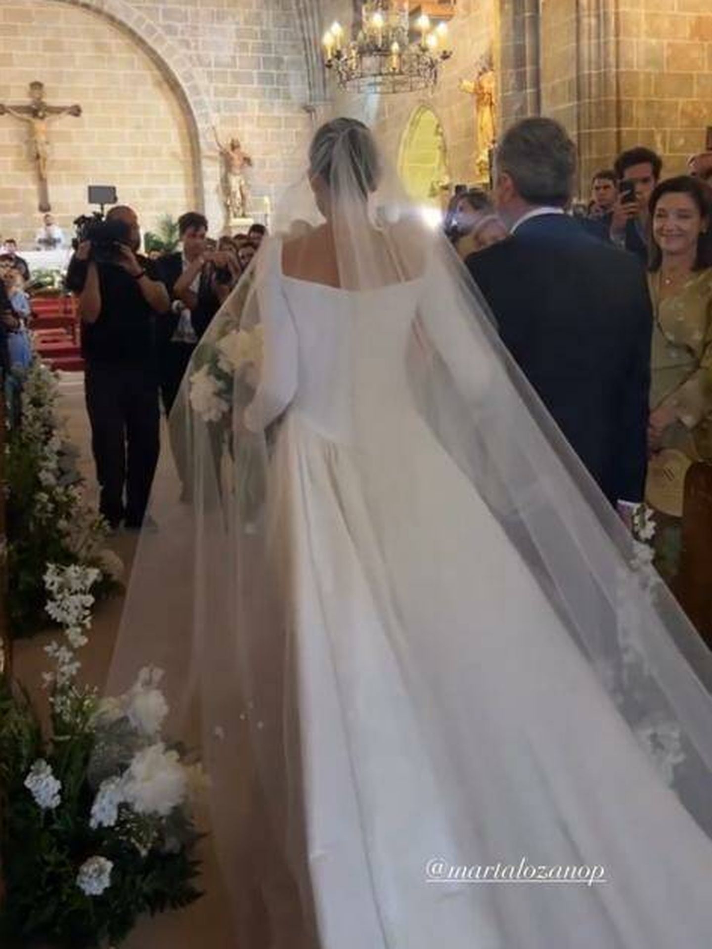 Espalda del vestido de novia de Marta Lozano. (@madamederosa)