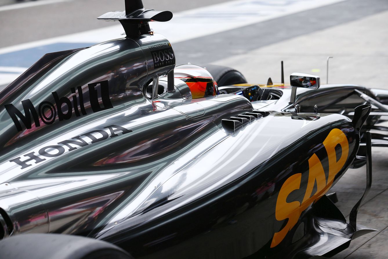 El primer test real de McLaren junto a Honda se produjo a finales de 2014 en Abu Dabi, con Stoffel Vandoorne al volante.