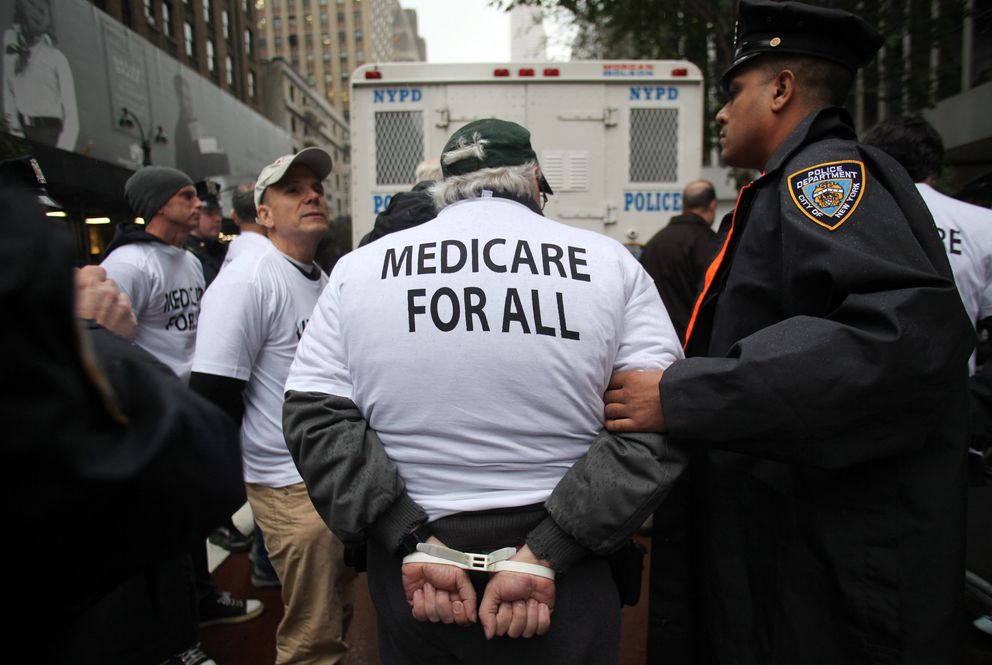 Un hombre con el mensaje 'Sanidad para todos' en su camiseta es arrestado durante una protesta en Nueva York (Reuters).