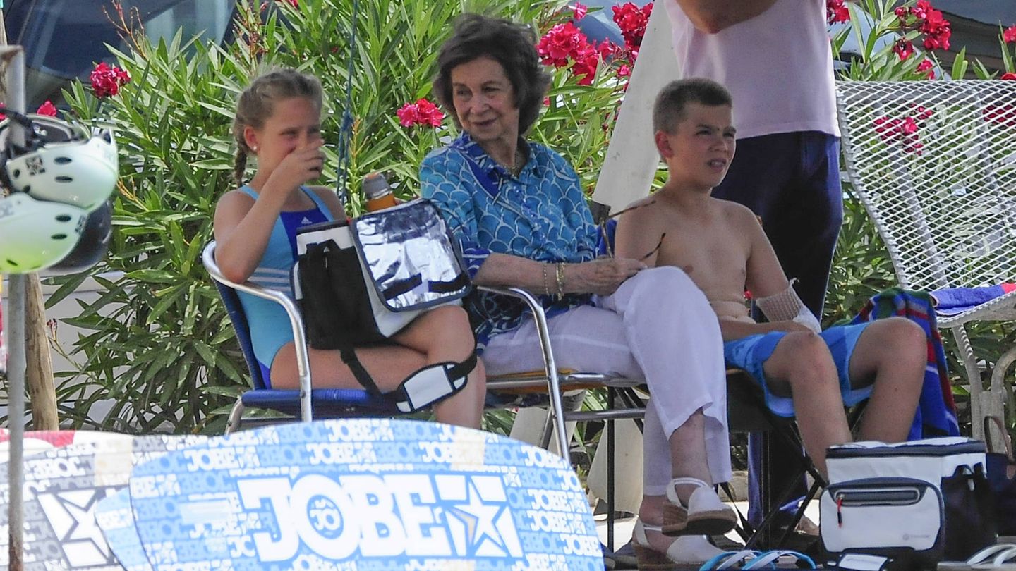 La reina Sofía y sus nietos Irene y Miguel Urdangarin, de vacaciones el año pasado en Mallorca. (Gtres)