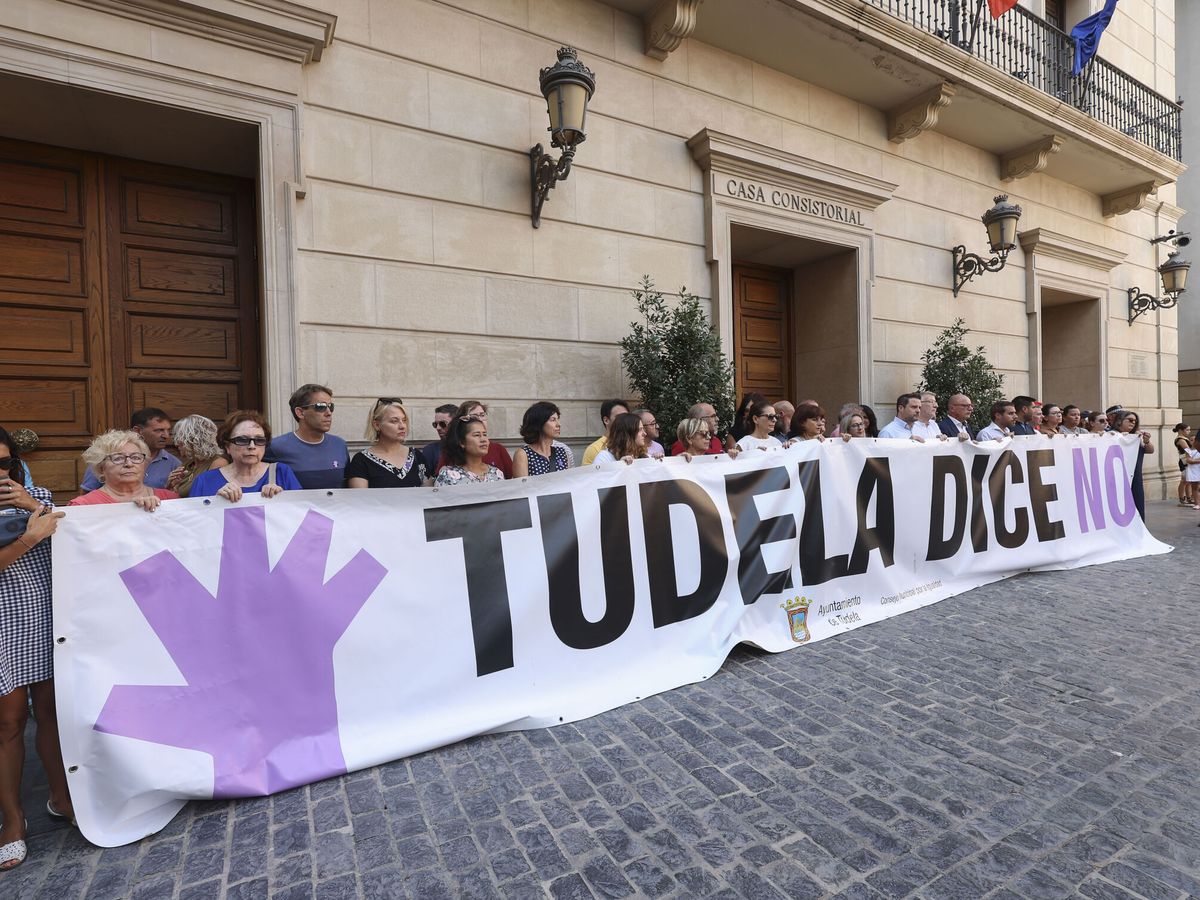 Foto: Concentración por la agresión sexual en Tudela. (EFE/Villar López)