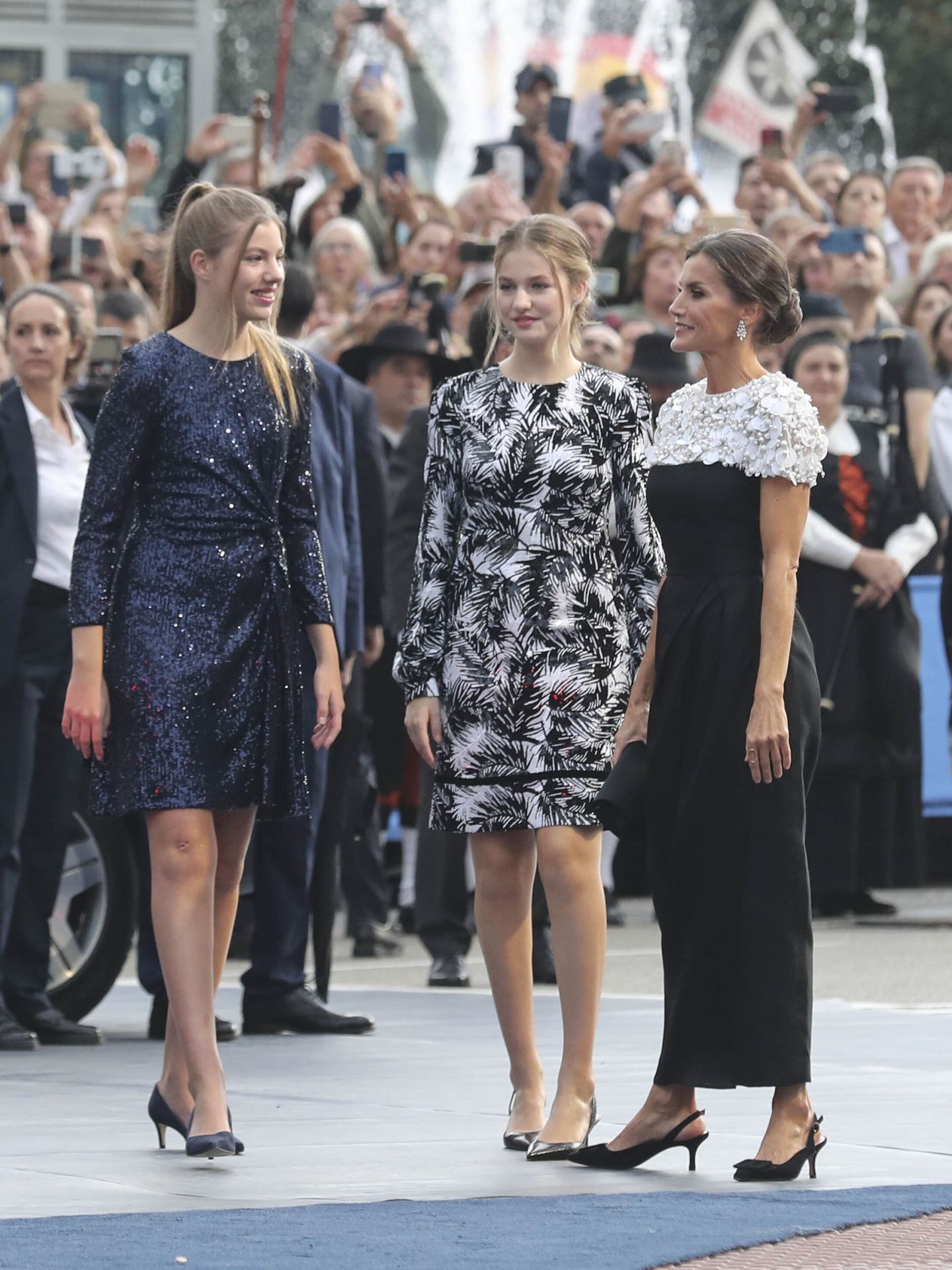 La infanta Sofía y la princesa Leonor junto a la reina Letizia en los Premios Princesa de Asturias 2022. (EFE)