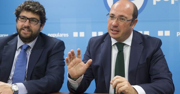 Foto: El presidente de la Región de Murcia, Pedro Antonio Sánchez (d), acompañado por el secretario de Organización del partido en Murcia, Fernado López Miras (i). (EFE)