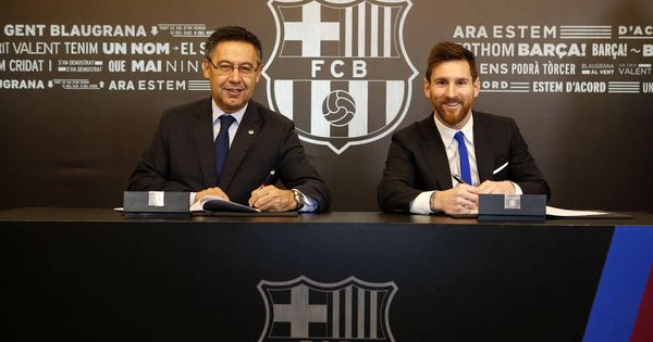 Foto: Josep María Bartomeu y Messi, firmando el contrato. (FCBarcelona)