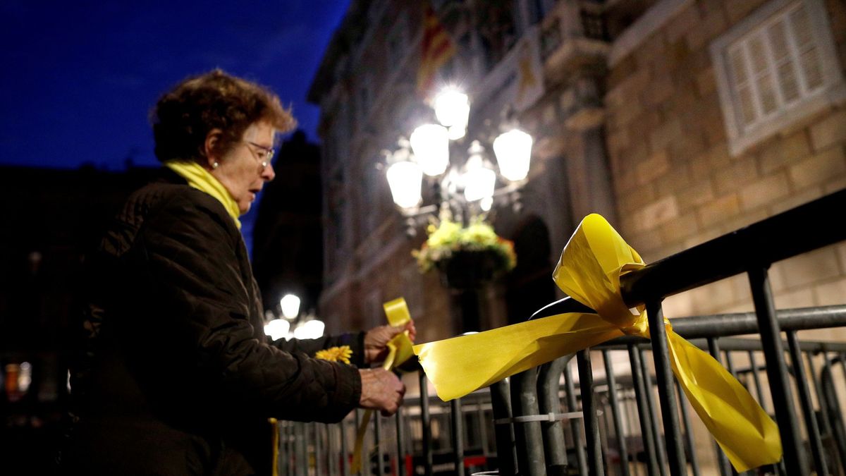 Retiran los lazos amarillos en la plaza Sant Jaume... pero un activista vuelve a ponerlos