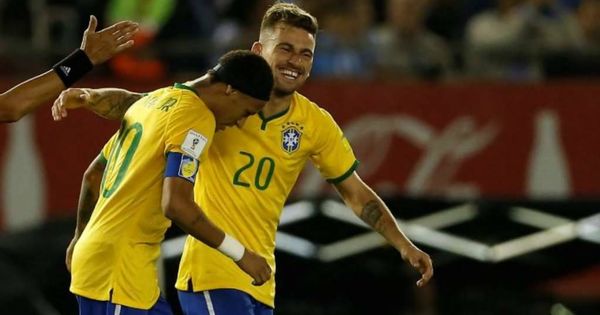 Foto: Lucas Lima celebra un gol junto a Neymar en la selección brasileña. (Reuters)