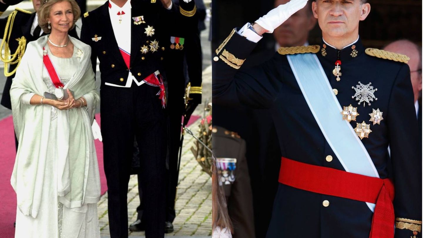 El rey Felipe con uniforme, en la boda de Haakon de Noruega del brazo de su madre, la reina Sofía, frente a una imagen de 2014. (Getty)