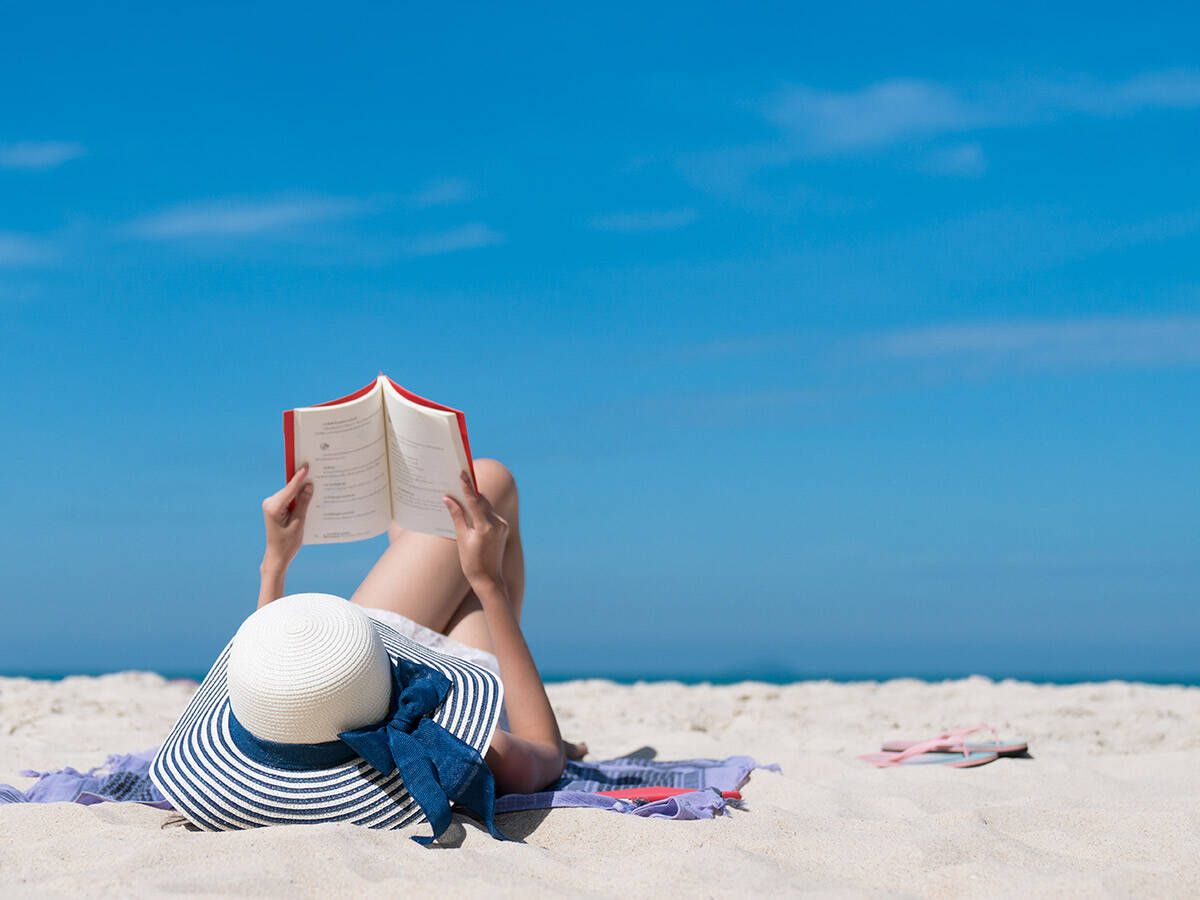 Foto: Cinco libros para leer en la playa y desconectar de la vida diaria. (Getty)
