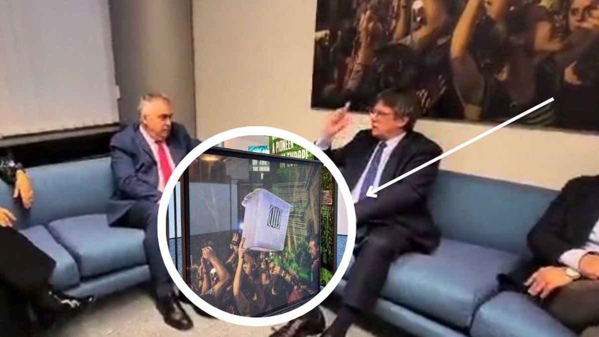 Santos Cerdán y Puigdemont se reúnen con una foto de una urna del 1-O, retirada por el Parlamento europeo