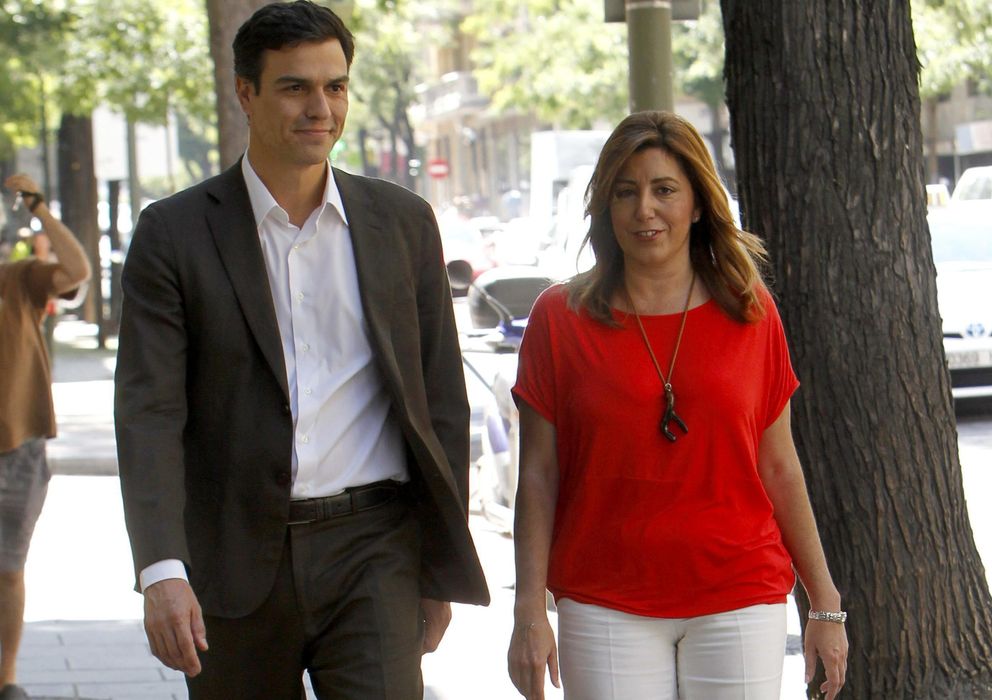 Foto: El líder del PSOE, Pedro Sánchez, se dirige a la sede del partido en Ferraz con la presidenta andaluza, Susana Díaz. (EFE)