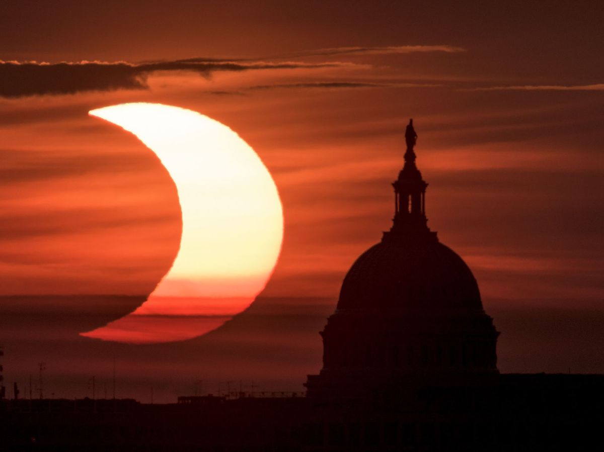 Foto: El eclipse solar, sobre el Capitolio de Estados Unidos. (NASA)
