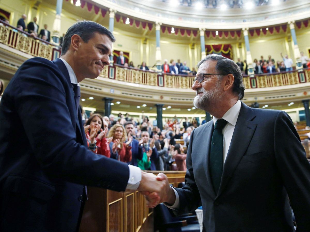 Foto: Mariano Rajoy, felicita al recién investido presidente el socialista Pedro Sánchez. (EFE)