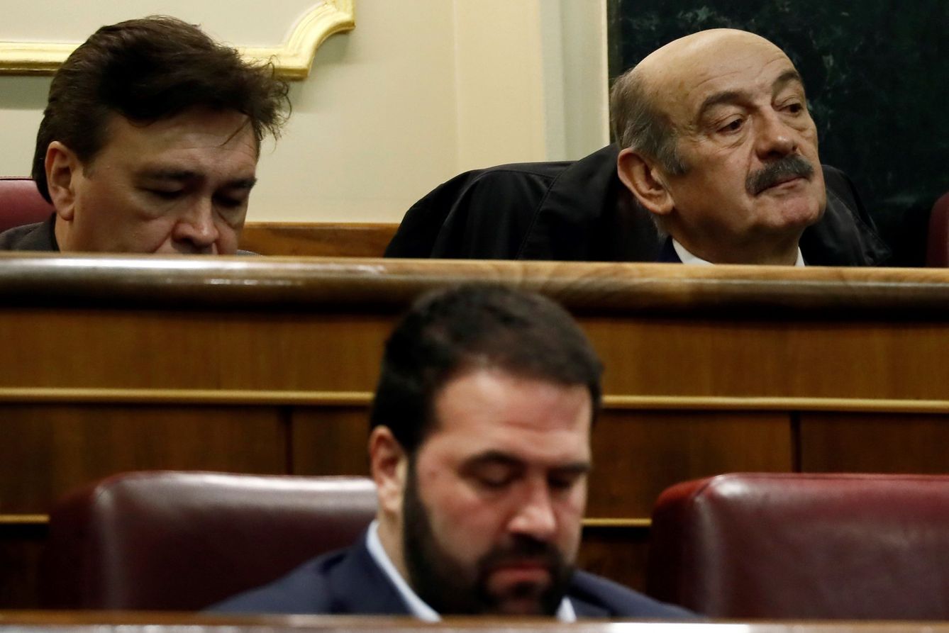 Los diputados Tomás Guitarte (i), de Teruel Existe; José María Mazón (d), del PRC, y Jon Iñarritu (c), de EH Bildu, este 5 de enero en el pleno de investidura en el Congreso. (EFE)
