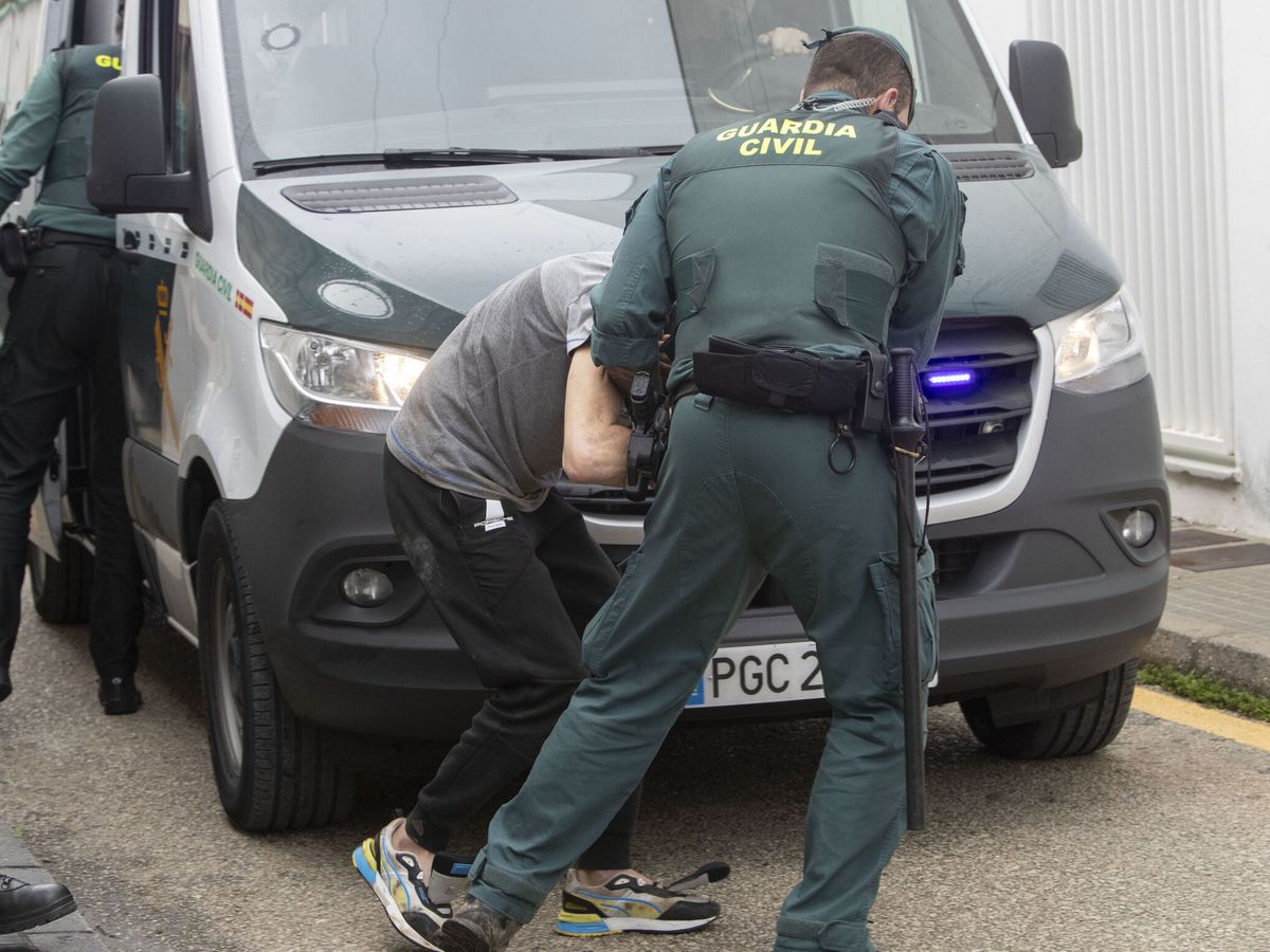 Foto: La Guardia Civil traslada a uno de los acusados de conducir la narcolancha. (EFE/Román Ríos) 