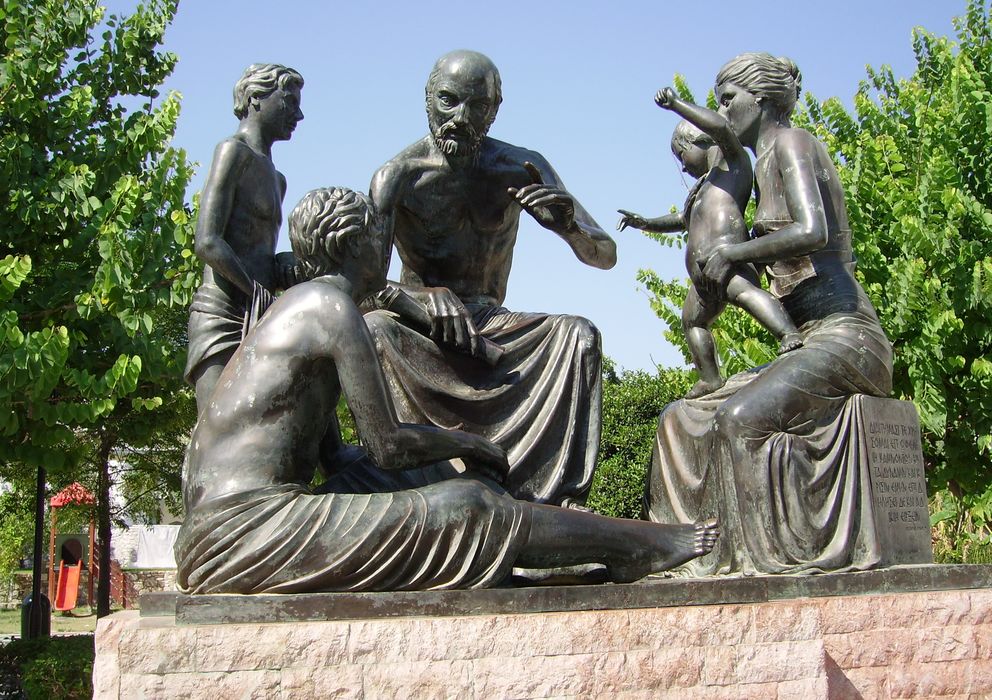 Foto: Estatua en Cos que representa a Hipócrates enseñando a sus discípulos. (Tedmek/Wikicommons)