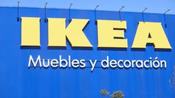 La mesa de centro de Ikea para renovar el salón sin recargarlo: de vidrio templado y diseño minimalista