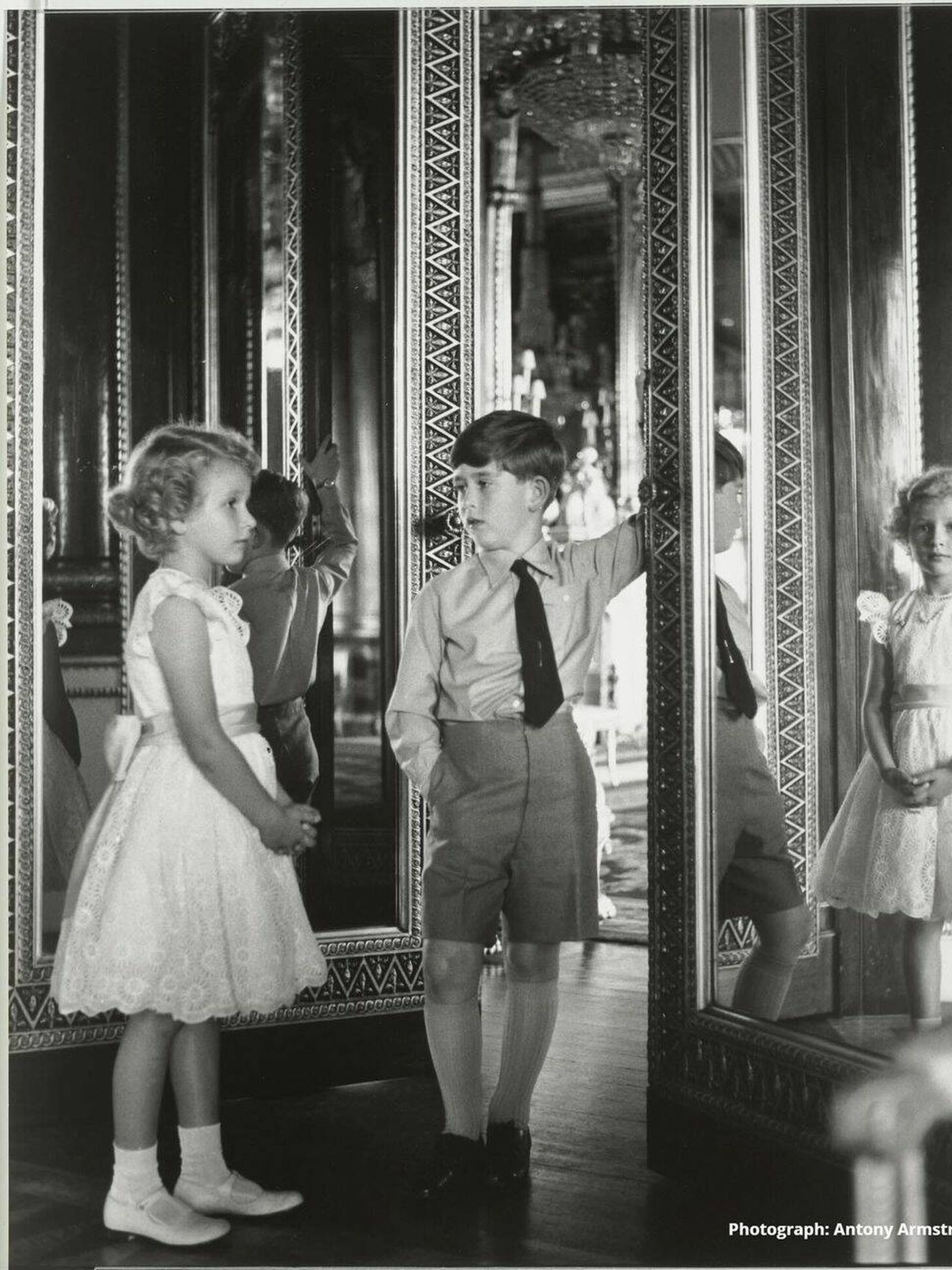 El rey Carlos III y su hermana, la princesa Ana, retratados en 1956 por Lord Snowdon. (Instagram/@royalcollectiontrust)