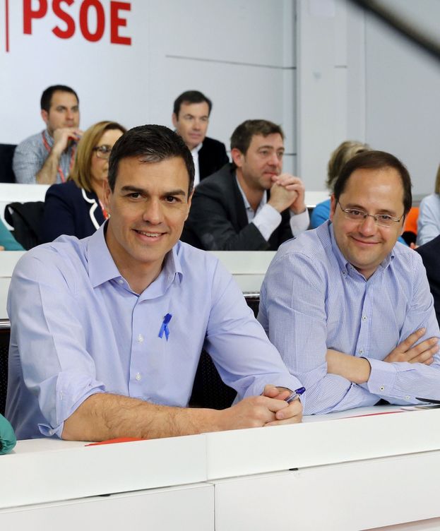 Foto: Pedro Sánchez y César Luena, durante el comité federal de este 2 de abril en Ferraz. (EFE)